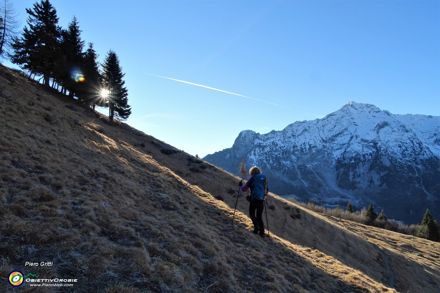 21 Per tracce e a vista saliamo i ripidi pascoli verso l'Arete .JPG